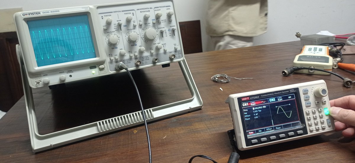 CX5CBA's tweet photo. Tarde de sábado en el Radio Club Uruguayo @RCU_CX1AA.
Prueba, reparacion y ajuste de BPF de HF, VHF y UHF.
Prueba de baterías para #QRP.
Comparación de generadores de señal.
Rebote lunar #EME en 1296 MHz https://t.co/H6MWlLbcSx