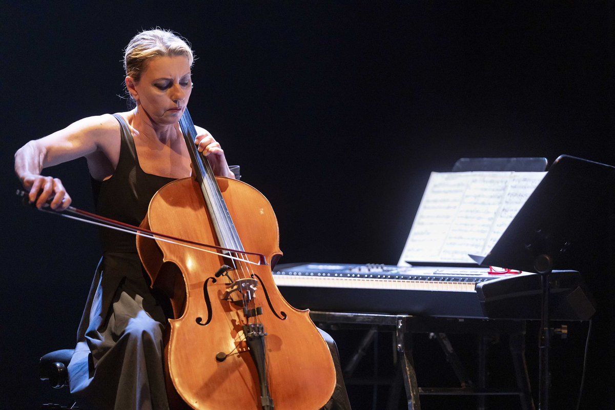 Un viaggio attraverso la tormentata vita di Šostakovič, un affresco sulla Russia Sovietica. Questo è “Gli occhiali di Šostakovič: onori e terrori di un antieroe”, pièce di Valerio Cappelli con Moni Ovadia, in scena il 5 e 6 luglio al Teatro del Portico (Caracalla).