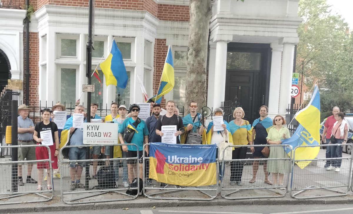 Protesting at the Russian embassy in London on Friday at the destruction of the #KakhovkaDam and Russia's policy of ecocide in Ukraine.

#StandWithUkraine
