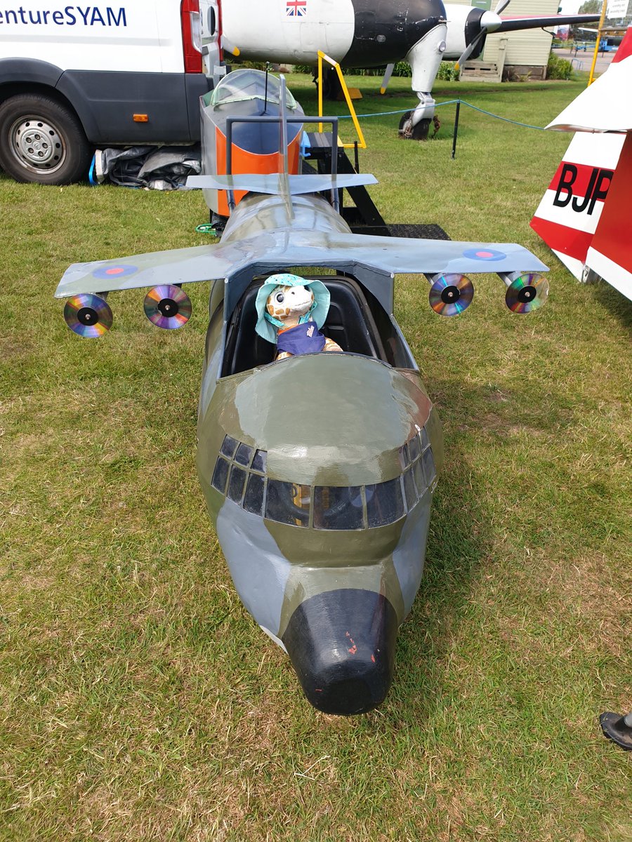 sachaphoward76's tweet photo. Dave had a wonderful time @NewarkAirMus today @Giraffesontour @msjacquelinej https://t.co/EqIbPWOF1z
