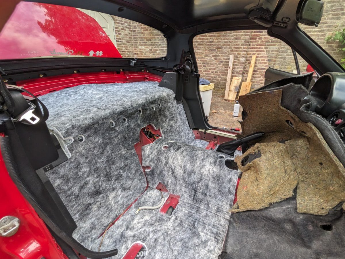 Ruby has some new seats from @CorbeauSeatsUK! 🎉 Mounted with some pretty trick mounts from DCBE tech.

Starting to become a solid daily driver with the @FlyinMiata sound deadening kit as well.