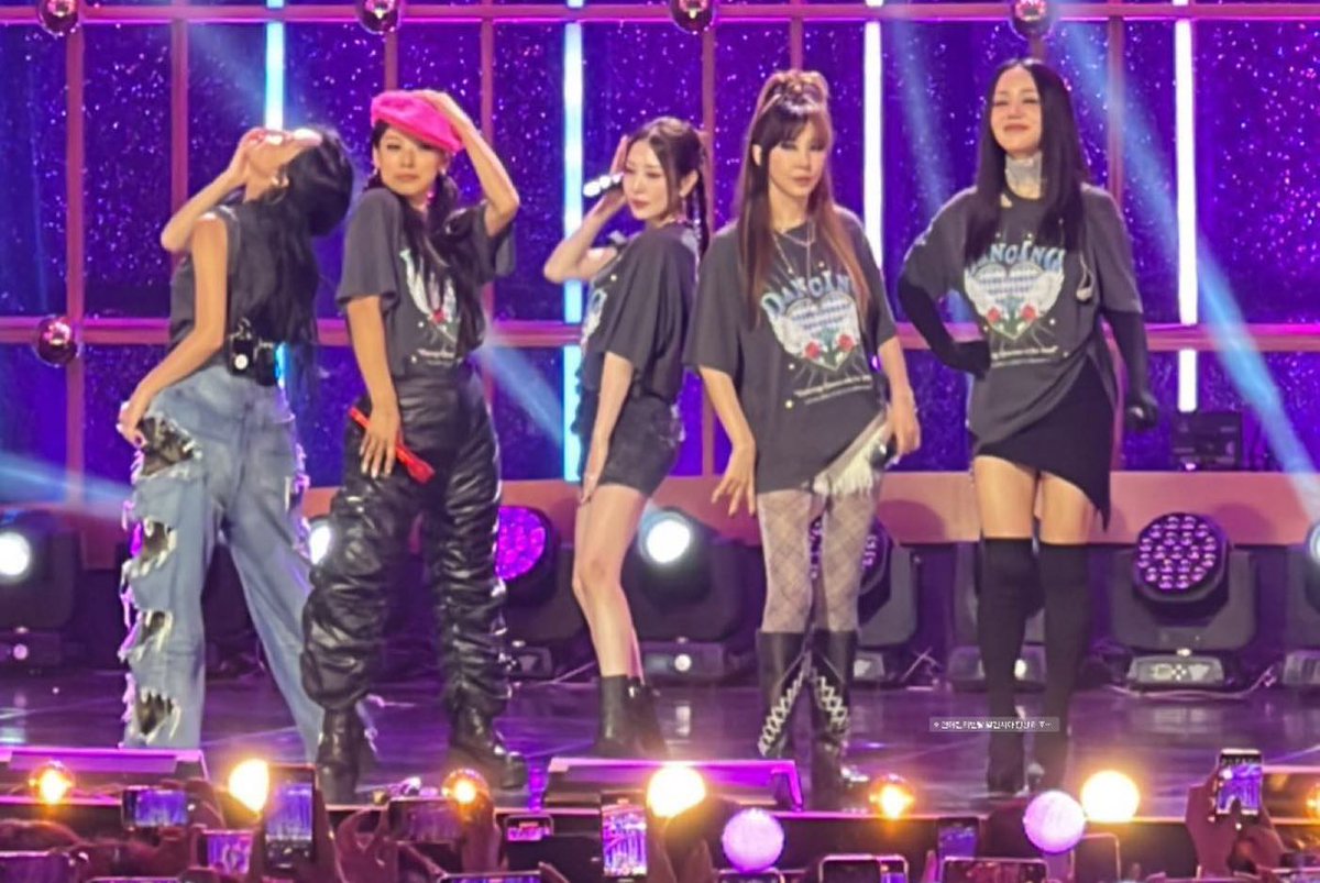 lunaestreIIad0s's tweet photo. Pyeongchang concert phototime📸
Phototime from the fans POV🎶 We're reposting these photos~❤️
🔹Other than phototime, you know that you're not suppose to spoil the performances or the encore stages because it's for broadcast use right?🫶🏻
#DancingQueensOnTheRoad
#댄스가수유랑단 https://t.co/CD3sA6pTD6