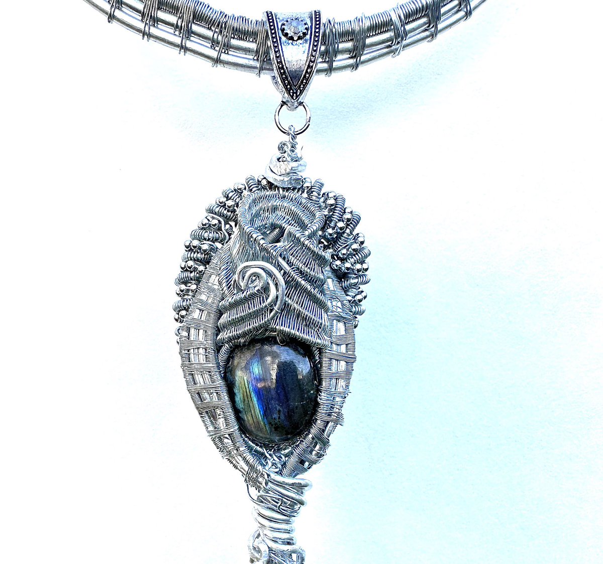 eldwenne's tweet photo. FINAL DAY for 15% off and FREE earrings at https://t.co/yYA9Ao1gZa This is Queen. She’s one of a kind and won’t be replicated. #wirewrapping #wirewrappedjewelry #collar #queen #necklace #handmadejewelry #wirewrapartist #wirewrapart #labradorite #labradoritejewelry https://t.co/jEXfjbR8iE