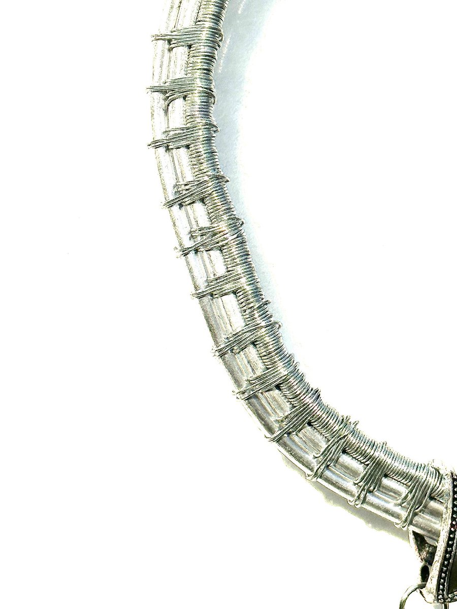 Wire_Wrapture's tweet photo. FINAL DAY for 15% off and FREE earrings at https://t.co/5ujRMnzKvu This is Queen. She’s one of a kind and won’t be replicated. #wirewrapping #wirewrappedjewelry #collar #queen #necklace #handmadejewelry #wirewrapartist #wirewrapart #labradorite #labradoritejewelry https://t.co/qQpiAULJzY