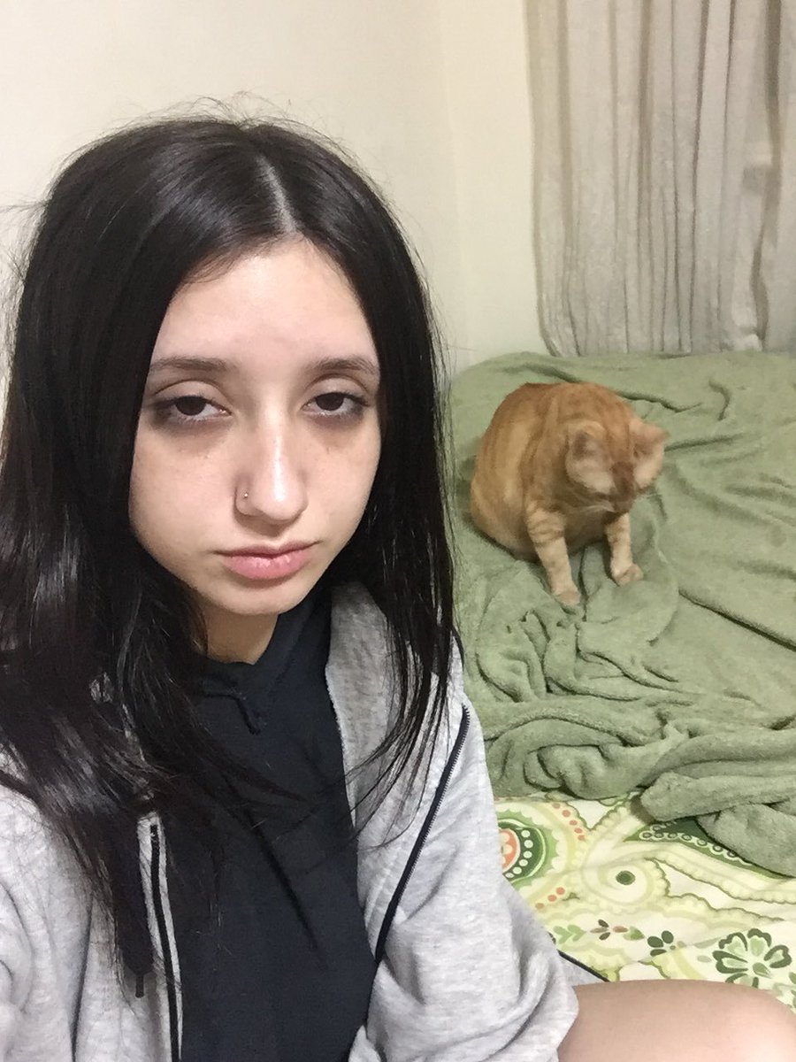 acá con el pibe re tristes los dos
