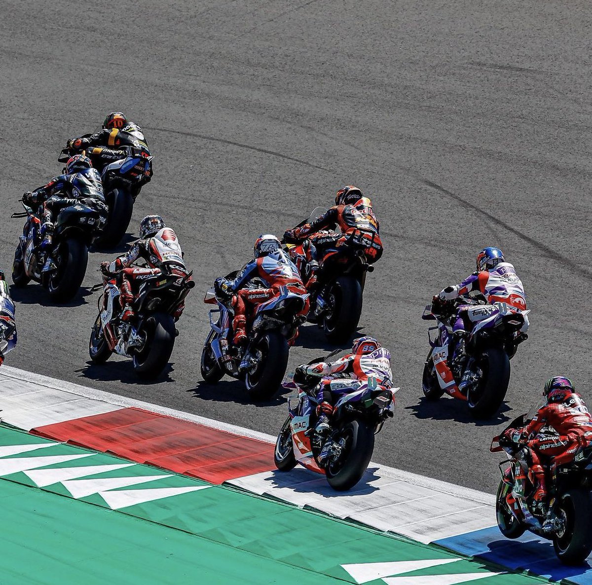 88jorgemartin's tweet photo. P5 en carrera. Lo he dado todo ! Hemos estado muy condicionados por salir desde atrás, pero buena remontada y marcando el mejor ritmo de carrera en una pista que me ha costado... nos vamos segundos al parón del verano y volveremos mas fuertes! Gracias a los que me apoyáis ❤️🍀 https://t.co/tD8xz0g0il