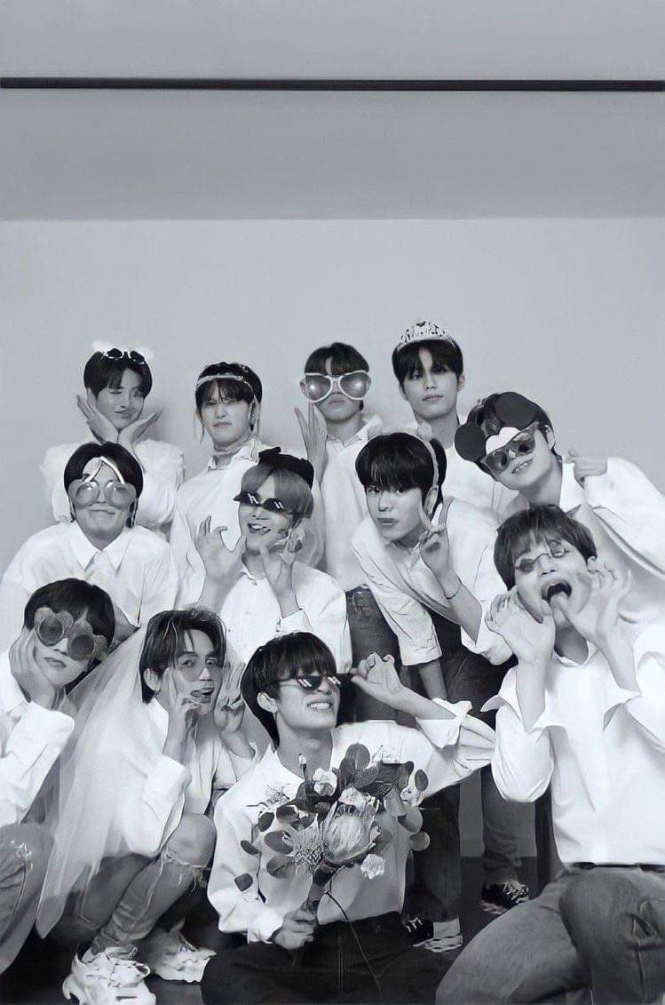 about_ahyeon's tweet photo. : paano gawing miserable ang isang magandang araw?💁🏻‍♀️

answer: manood ng old treasure contents kung saan ang treasure ay may 12 members ✅ https://t.co/3vPUKuuuUR