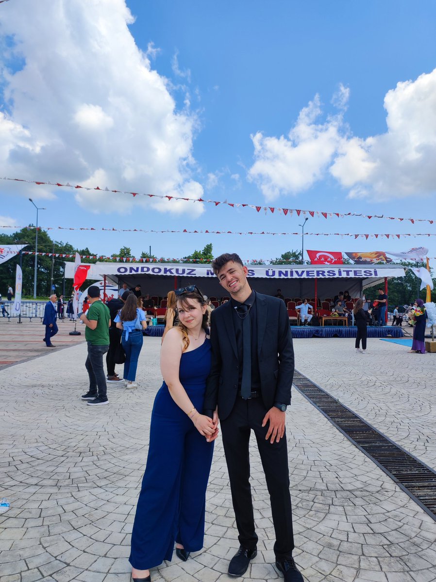ezsleman's tweet photo. Biz mezun olduk. https://t.co/cVsylaYecF