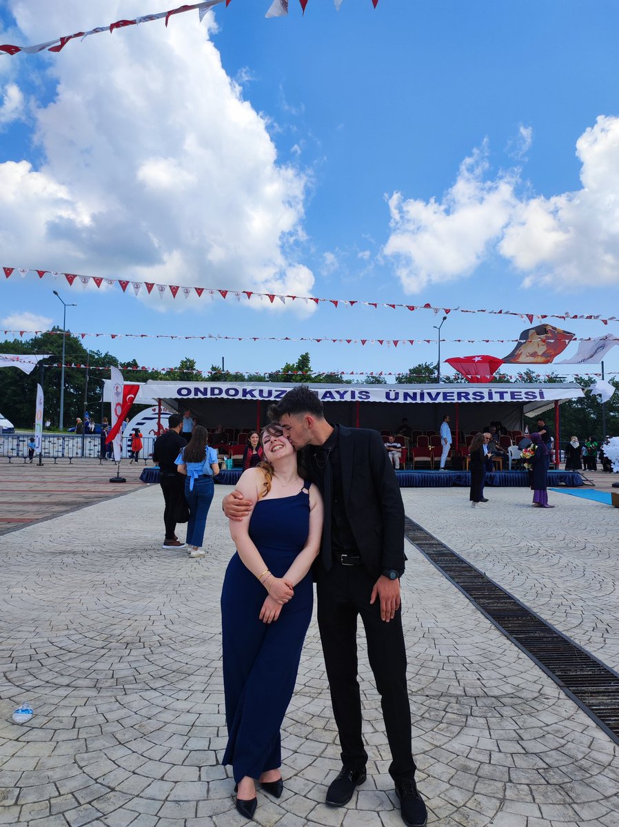 ezsleman's tweet photo. Biz mezun olduk. https://t.co/cVsylaYecF