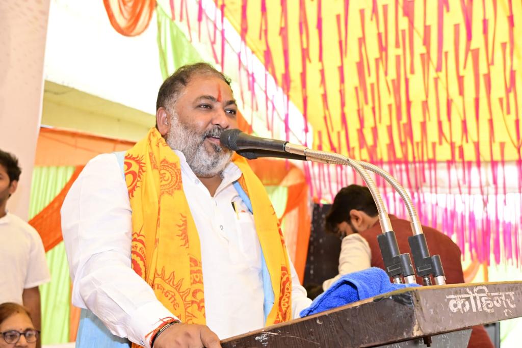 dayashankar4bjp's tweet photo. जनपद अंबेडकरनगर में नारायण फाउन्डेशन द्वारा आयोजित 21 ज़रूरतमंद बहन-बेटियों के सामूहिक विवाह समारोह में मुख्य अतिथि के रूप में शामिल हुआ साथ में ज़िला अध्यक्ष अंबेडकरनगर श्री मिथलेश त्रिपाठी जी, प्रदेश महामंत्री युवा मोर्चा श्री हर्षवर्धन सिंह सिंह जी,फाउंडेशन के संरक्षक विवेक मौर्या जी, ब्लॉक प्रमुख बाराबंकी श्री आकाश पाण्डे जी,ब्लॉक प्रमुख प्र०. पूरा बाजार अयोध्या श्री शिवेंद्र सिंह जी, गायत्री परिवार के लोग तथा अन्य पार्टी पदाधिकारियों जनप्रतिनिधियों की गरिमामय उपस्थिति रही।