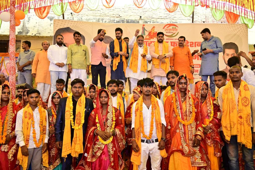 dayashankar4bjp's tweet photo. जनपद अंबेडकरनगर में नारायण फाउन्डेशन द्वारा आयोजित 21 ज़रूरतमंद बहन-बेटियों के सामूहिक विवाह समारोह में मुख्य अतिथि के रूप में शामिल हुआ साथ में ज़िला अध्यक्ष अंबेडकरनगर श्री मिथलेश त्रिपाठी जी, प्रदेश महामंत्री युवा मोर्चा श्री हर्षवर्धन सिंह सिंह जी,फाउंडेशन के संरक्षक विवेक मौर्या जी, ब्लॉक प्रमुख बाराबंकी श्री आकाश पाण्डे जी,ब्लॉक प्रमुख प्र०. पूरा बाजार अयोध्या श्री शिवेंद्र सिंह जी, गायत्री परिवार के लोग तथा अन्य पार्टी पदाधिकारियों जनप्रतिनिधियों की गरिमामय उपस्थिति रही।