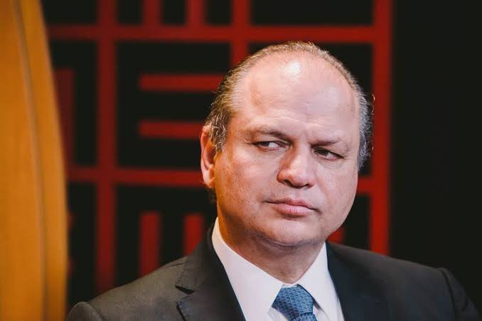 Ricardo Barros, aquele deputado bolsonarista denunciado na CPI da Covid por chefiar um esquema pra compra de vacinas superfaturadas, está novamente de olho no orçamento do Ministério da Saúde. O centrão é o câncer da política brasileira.