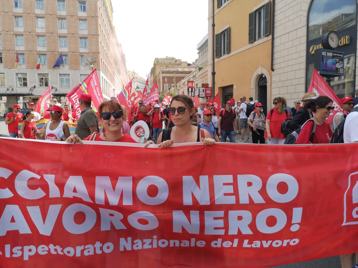 BettaPiccolotti's tweet photo. Poca attenzione dai media, ma ieri abbiamo manifestato con @cgilnazionale per fermare la distruzione della sanità pubblica. Mentre gli oligarchi delle cliniche private si arricchiscono, la maggioranza dei cittadini sta perdendo il diritto universale alla #Salute. #problemireali https://t.co/9vQGX29qPW