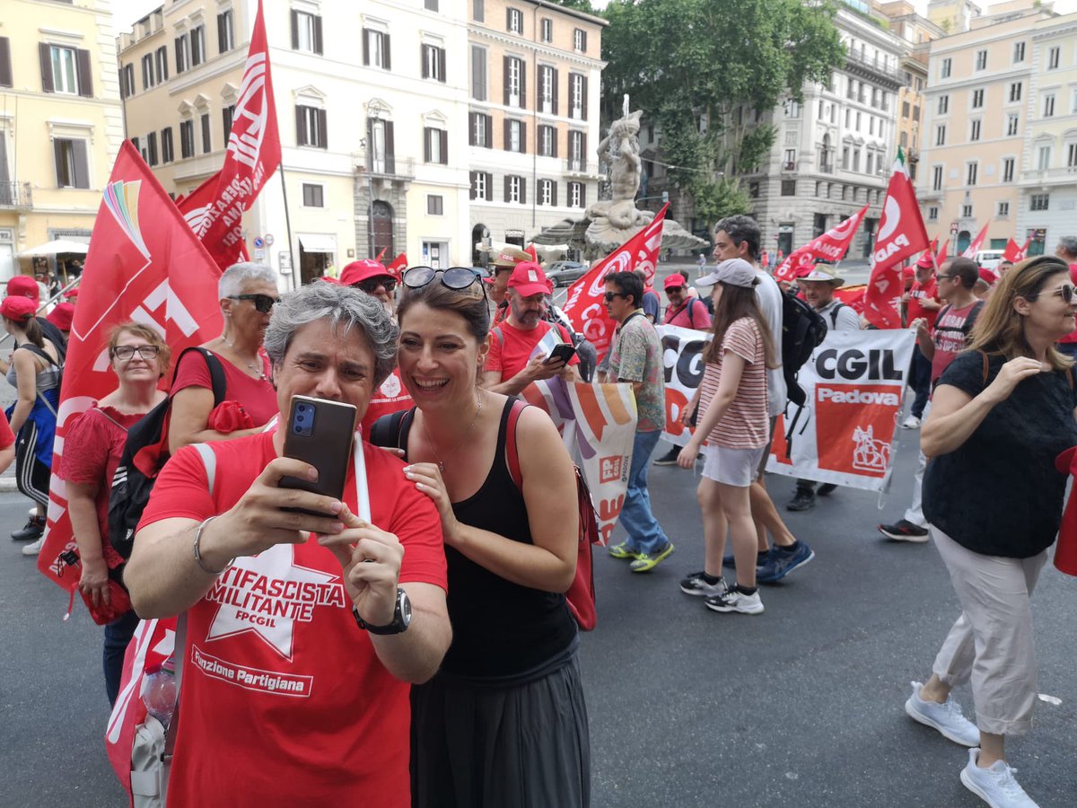 BettaPiccolotti's tweet photo. Poca attenzione dai media, ma ieri abbiamo manifestato con @cgilnazionale per fermare la distruzione della sanità pubblica. Mentre gli oligarchi delle cliniche private si arricchiscono, la maggioranza dei cittadini sta perdendo il diritto universale alla #Salute. #problemireali https://t.co/9vQGX29qPW