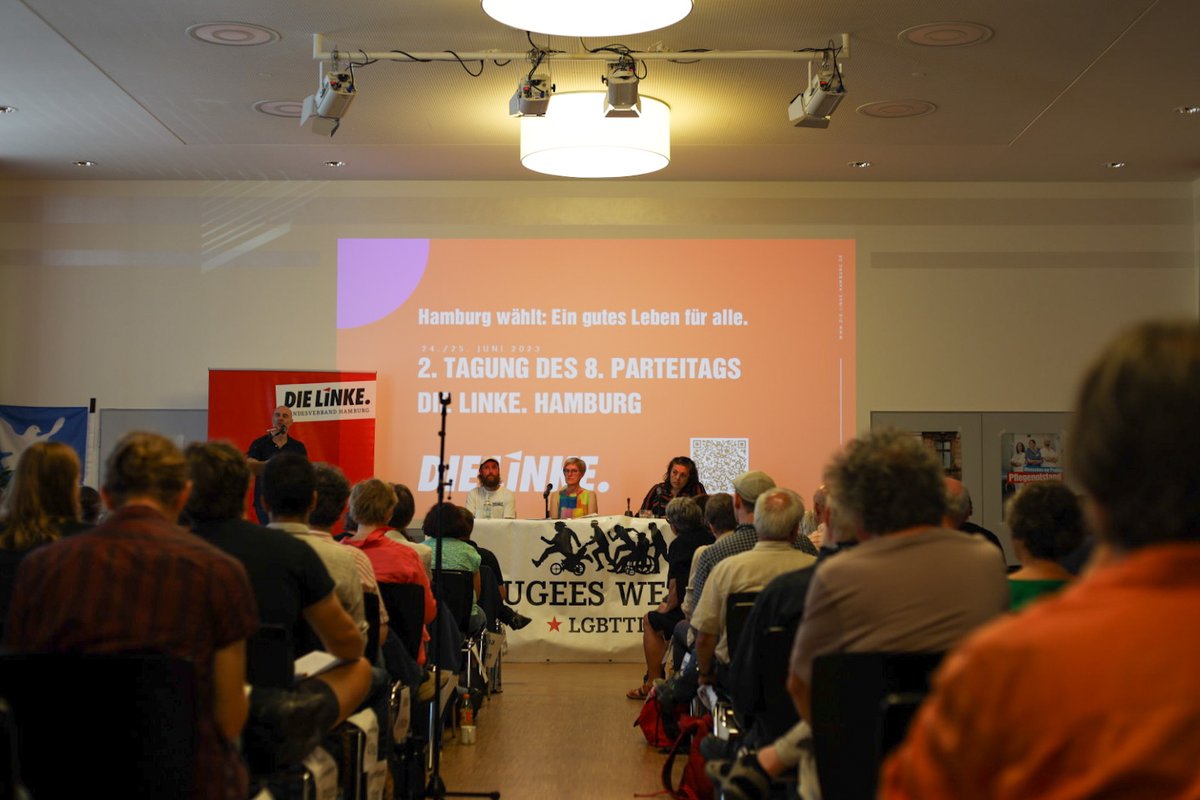 DieLinke_HH's tweet photo. 🚩 @dielinke ist quicklebendig: Das zeigte an diesem Wochenende unser Landesparteitag in #Hamburg. Im Mittelpunkt der Debatten standen unser Bezirkswahlprogramm und die #Europa-Politik, zu Gast war u.a. der LINKEN-Vorsitzende Martin @Schirdewan 🎤👏💐
#Linke #LPT #LinkeLPT #LPTHH https://t.co/wKe0URjlTD