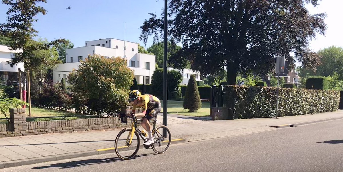 Prachtige zege van @DylanvanBaarle in @sittardgeleen, de nieuwe kampioen van Nederland 🏆 Mooi teamwork van @JumboVismaRoad #sittard #park #jumbovisma #watersley