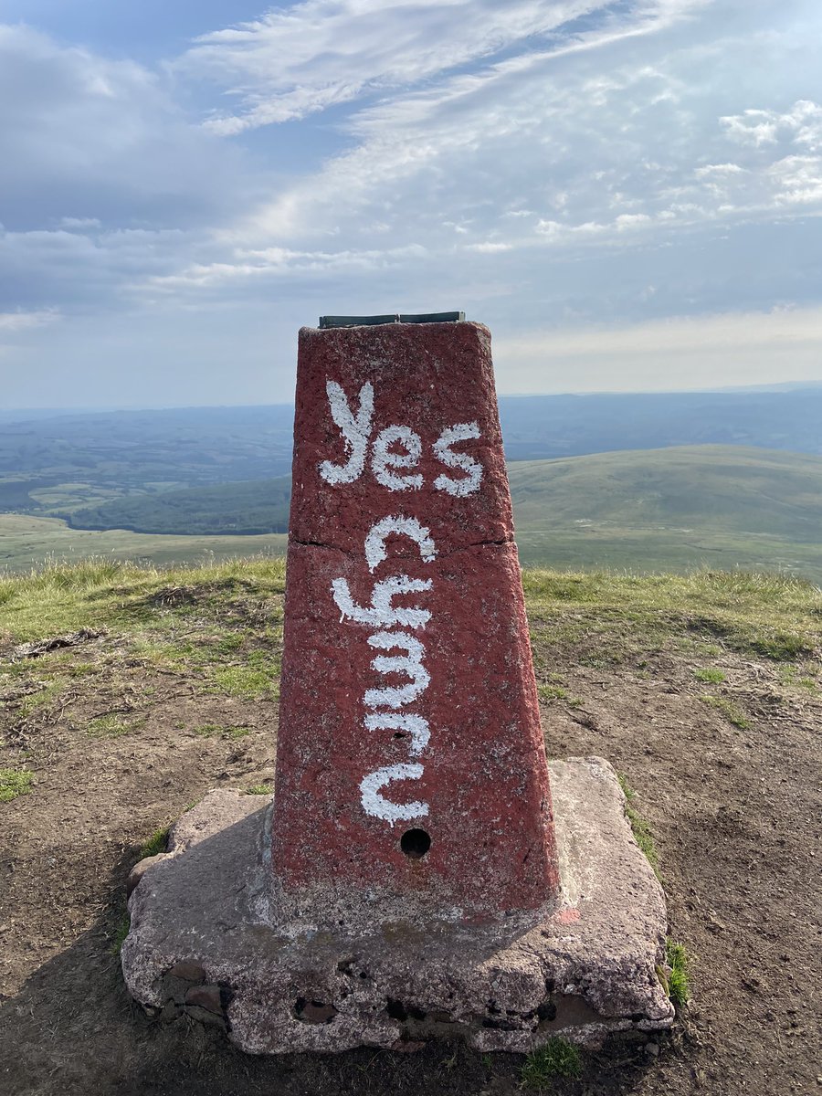 His Little Face when he saw the @YesCymru at 800 Meters ❤️🏴󠁧󠁢󠁷󠁬󠁳󠁿

#Annibyniaeth