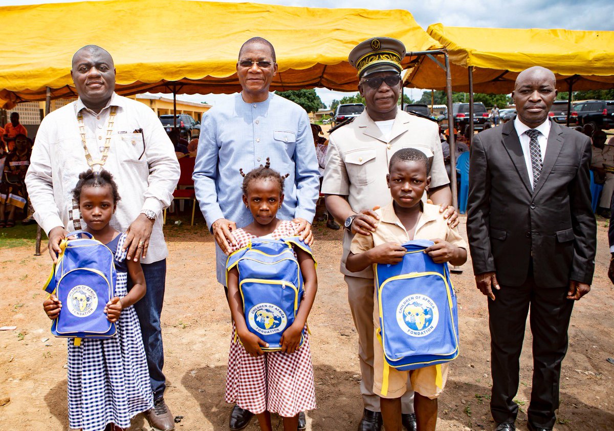 Bruno_N_Kone's tweet photo. Grand MERCI au ROTARY CLUB ABIDJAN-BIETRY, conduit par son président, Xavier Effoué, et à la vingtaine de rotariens qui se sont déplacés à Kouto ce week-end, pour l’inauguration de la cantine scolaire de l’EPP Kamonon, construite et équipée par ce Club. https://t.co/AFyWkeZNok