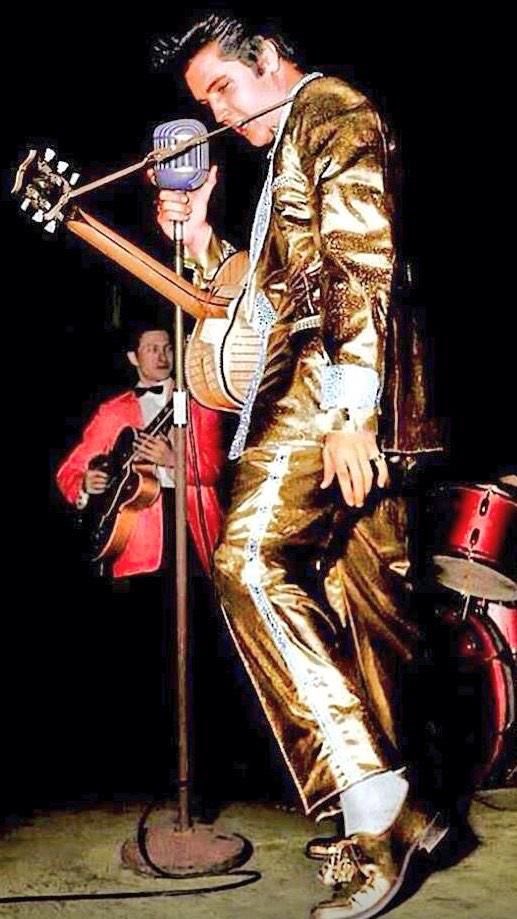 Wow🤩 powerful Justin!💚⚡️ Elvis❤️ gold lamé suit vibes😍✨…both gorgeous & super talented 🥰🙌🏻⚡️🎶