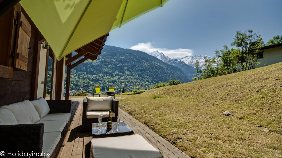 StayinChamonix's tweet photo. Stunning demi chalet 7 minutes walk from the Saint Gervais ski lift &amp; close to some of the shops, bars &amp;restaurants.  is With wonderful light rooms, stunning views, large balconies &amp; terraces this  is the perfect chalet for your holiday stay  all year round https://t.co/4DVcgAsuFU