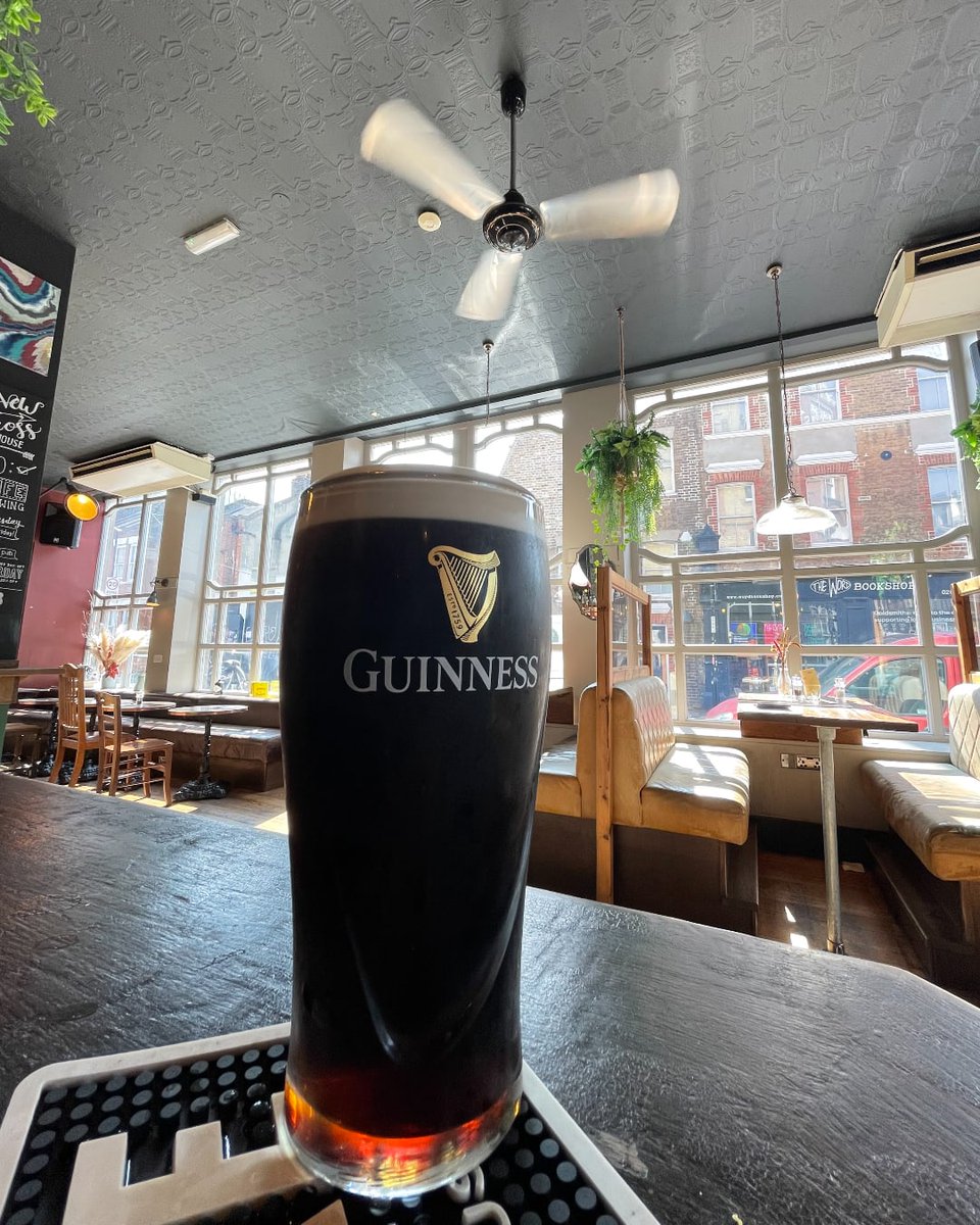 Escape the scorching heat at the New Cross House ☀️🍻 Sip on a pint of Guinness while our fans and AC keep you cool and refreshed. Stay comfortable and enjoy the best of both worlds.