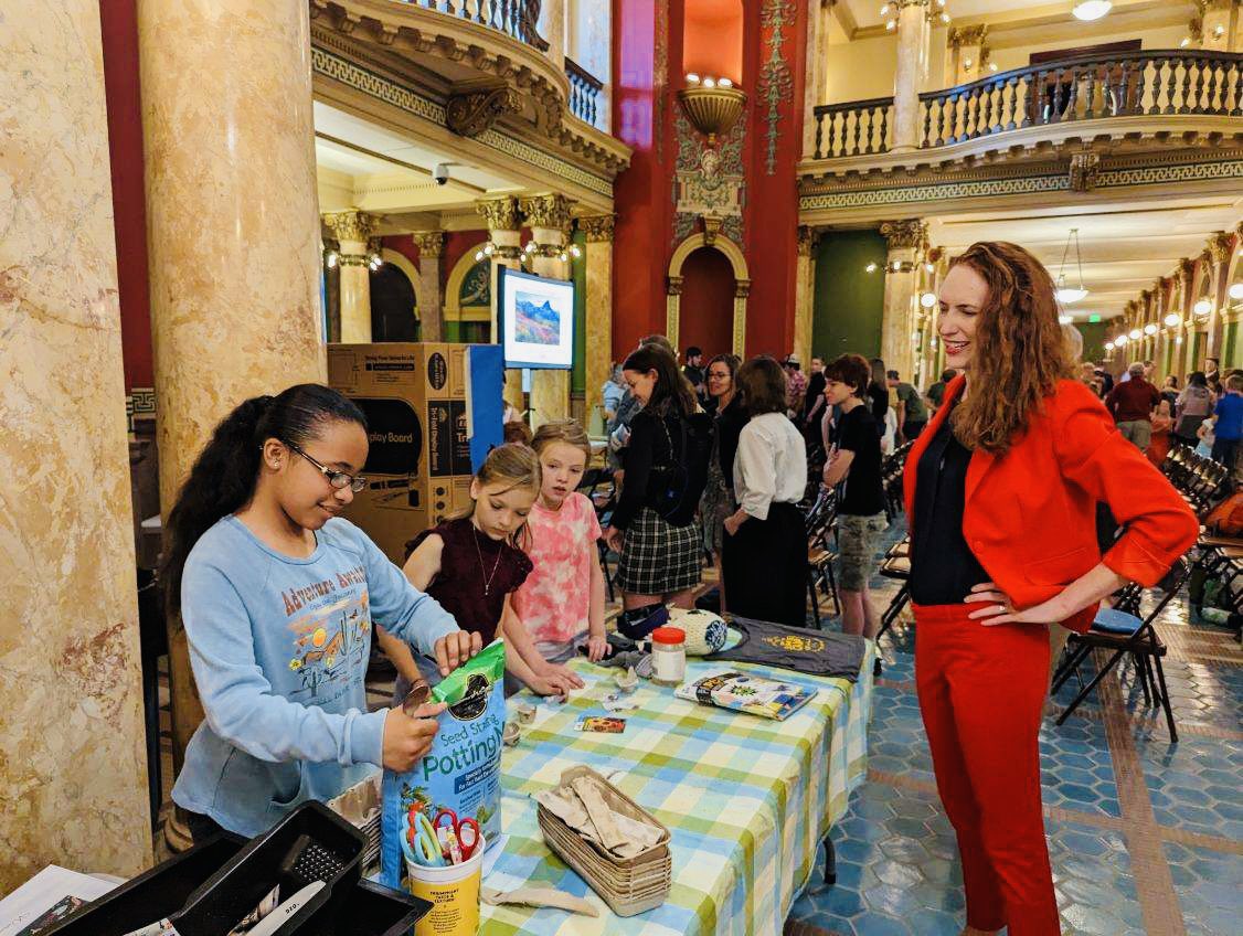 🧬🔬What a hoot to be a speaker (and learner!) at the MT SMART Schools summit. 

Kids learned firsthand how to preserve resources & ⬆️ efficiency. They taught us abt 🪱& composting. 

Others upcycled clothes to 🧸 & wrote educational comics. 

Smart, creative MT kids! 

#mtpol
