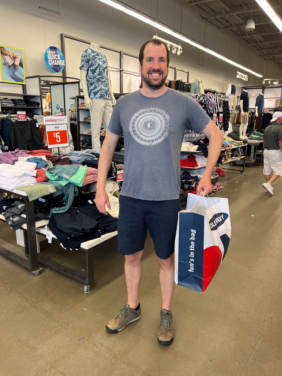 JuliaDiFer's tweet photo. $130 for an entire new wardrobe!! https://t.co/yax8sgO3Z9