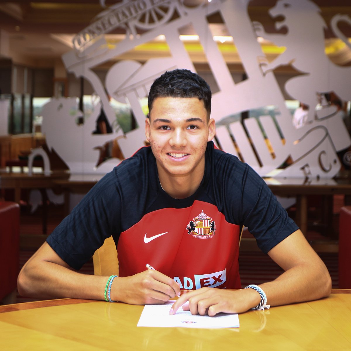 SunderlandAFC's tweet photo. 😍 Our fourth signing of the summer.

Great to have you with us, Jenson! ❤️ https://t.co/e1XAaMyazV