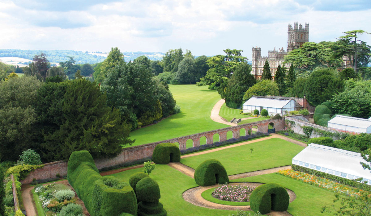 TheLadyMagazine's tweet photo. Discover @HighclereCastle 
Experience an exclusive tour with Lady Carnarvon and Helen Budworth, editor of The Lady this September 26! Plus, you’ll be treated to a delicious lunch. Check out https://t.co/S0Ls7vILuq for more details! 

#ReaderOffer #HighclereCastle #LadyCarnarvon https://t.co/DNvipNZ8g8
