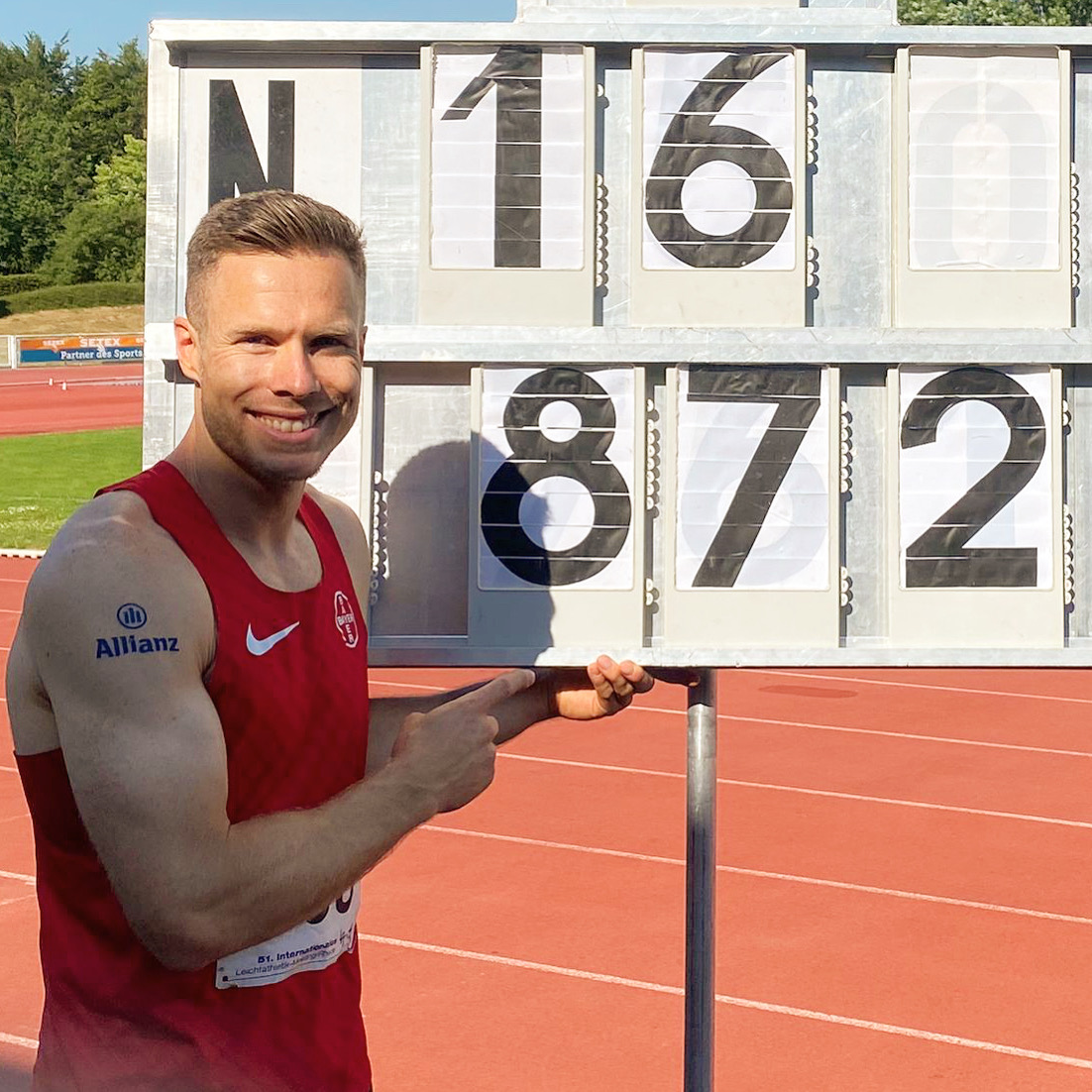 Wir rasten aus 🥳🔥 Markus Rehm springt 8️⃣.7️⃣2️⃣ Meter❗️ WELTREKORD 😱
Der Paralympicssieger haut in Rhede im letzten Versuch einen Wahnsinns-Satz raus und verbessert seinen Weltrekord vom 21. Mai um acht Zentimeter auf 8,72 Meter 🎉🙏
📸 Jörg Frischmann
#WirFuerD <a href="/BMI_Bund/">Bundesministerium des Innern</a>