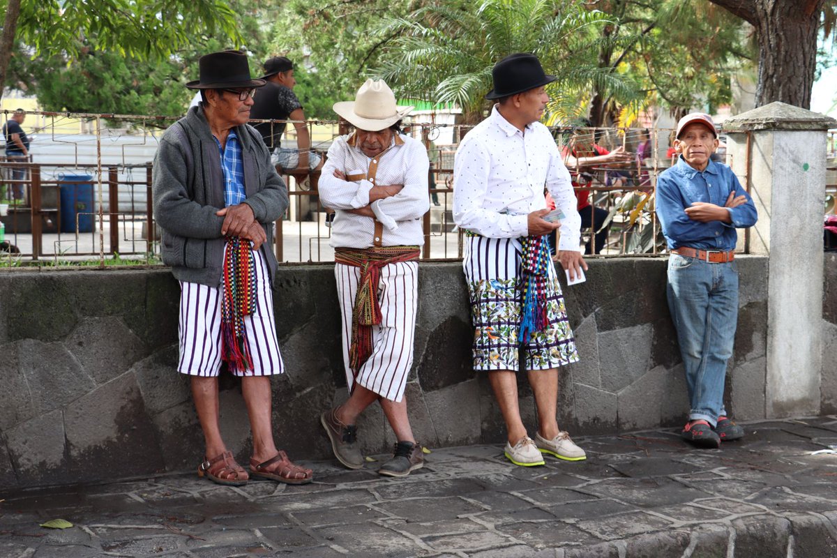 AztecaNoticiaGT's tweet photo. En familia llegan los pobladores de Santiago Atitlán, para poder realizar su voto en los diferentes centros de votación de la localidad.  

Vía: @xingo_erick 

#EleccionesTvAztecaGuate #EleccionesGT2023 #GuatemalaDecide2023 #HagaValerSuVoz #FiestaCívica https://t.co/TnNyKx30Ad