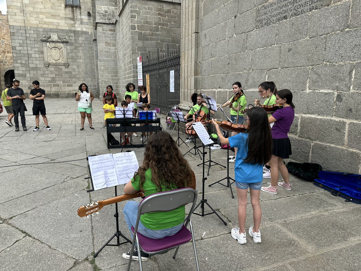 Comenzamos la sesión de tarde con los chicos de <a href="/_musicamos/">Musicamos Escuela de Música</a> 

Canciones que todos conocemos, ambiente familiar y algo menos de calor. Suena bien 😉

#DíaEuropeoDeLaMúsica