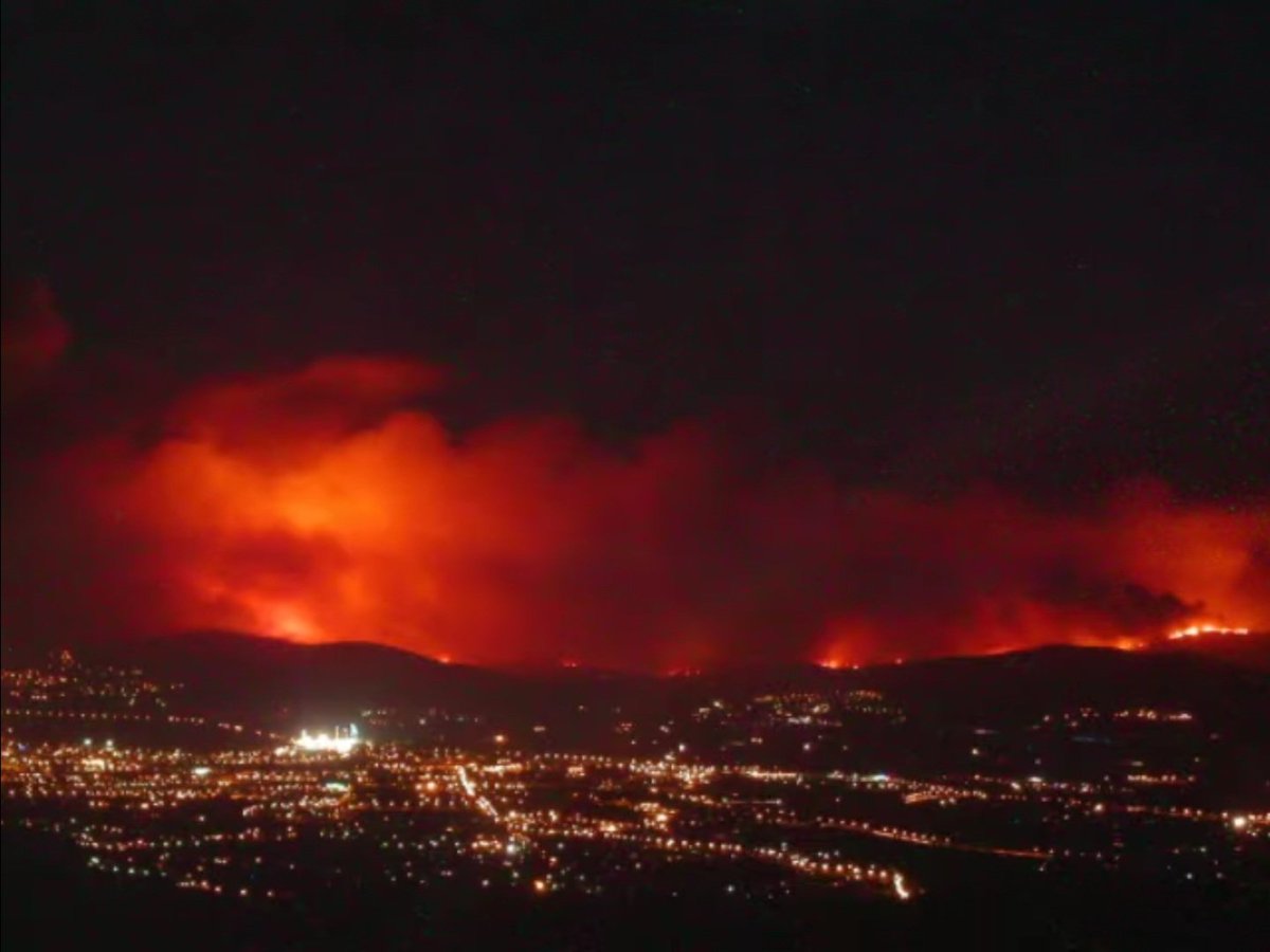 asso_psfdf's tweet photo. 👉 En 2003, le département du #Var a été le théâtre de tragiques #FeuxDeForêt qui ont laissé des cicatrices indélébiles. Une année marquée par des #flammes dévastatrices, des évacuations massives et des héros qui ont bravé l'enfer pour protéger nos #forêts. Cette année-là, 7️⃣3️⃣ 3️⃣0️⃣0️⃣ hectares ont été brûlés en #France, et environ 20 % du massif de l'#Estérel et des #Maures ont été engloutis par les flammes. 

Aujourd'hui, nous vous proposons de revenir sur la chronologie de ces événements hors normes en commançant par le mois de #juillet.

Le 1️⃣7️⃣ juillet :

🔥 Vers 14 heures 15, dans le massif de l'Estérel situé dans la partie Est du département, un premier #incendie se déclare.

🔥 À 14 heures 37, un autre incendie se déclare sur la commune de #Vidauban dans une zone périurbaine. L'incendie est repéré par un HBE* 🚁, qui à 14h40 effectuera son premier largage, alors que le feu s'était déjà bien développé. Malgré l'intervention de 69 GIFF* 🚒 et 13 ABE* 🛩, le feu aura parcouru en seulement 8 heures, 22 km jusqu'à la mer, en brûlant 6 744 hectares. Sur son passage, l'incendie aura partiellement détruit 1 camping et une dizaine de maisons.

Le 2️⃣5️⃣ juillet :

🔥 À 14 heures 42, un incendie se déclare sur la @VilleDeFrejus, à proximité du quartier de la Tour de Mare. Attisé par un vent soufflant à 50 km/h, le feu gagne très vite en intensité et peut atteindre le département voisin des #AlpesMaritimes très rapidement. Sur place, pas moins de 50 GIFF 🚒 et 8 ABE 🛩 sont déployés pour circonscrire l'incendie. Plutôt rare, on assistera même au déploiement d'un HBE 🚁 #italien. (photo 2) Dans la soirée, le feu sera fixé au niveau du Mont Vinaigre, à 10 km de son point d'éclosion, après avoir brulé 924 hectares.

Le 2️⃣8️⃣ juillet :

🔥 À 16 heures 18, un premier feu de forêt se déclare sur la commune de Puget-sur-Argens. Sur place, 5 GIFF 🚒 seront engagés et réussiront à contenir l'incendie à 111 hectares brûlés et 1 camping détruit.

🔥 Il est 16 heures 23 lorsque la commune de Vidauban s'apprête à être de nouveau touchée par un incendie de grande ampleur, 11 jours après le premier. Dès le début, le #feu  est extrêmement virulent et menace déjà des zones résidentielles. En seulement 3 heures, il parcourt 15 kilomètres et entraîne l'évacuation de milliers d'habitants et de vacanciers. Malheureusement, cet incendie aura tué 4 civils sur son passage, dont 3 étrangers. Sur place, 9 ABE 🛩 ainsi que près de 1000 sapeurs-pompiers 🚒 ont tout fait pour contenir les flammes.

🔥 2 heures plus tard, à 18 heures 15, un nouvel incendie se déclare sur la commune de la Motte, Var. Le feu se situe en plein massif et tout comme celui de la @villeVidauban, il est très virulent. Dans sa première heure, il parcourt 3 km malgré des zones cultivées avec des vignes. Devant lui, 3 grands campings ainsi qu'une zone résidentielle se retrouvent en danger. Sur place, ce sont pas moins de 51 GIFF 🚒 et 7 ABE 🛩 qui tentent de contenir le sinistre. Celui-ci parviendra à brûler 1960 hectares. Devant l'ampleur des sinistres, la France demande pour la première fois de son histoire une aide #internationale pour lutter contre les #incendies. De nombreux pompiers italiens viendront en renfort. 

Lexique :

HBE : Hélicoptère Bombardier d'Eau

GIFF : Groupe d'intervention Feux de Forêt

ABE : Avion Bombardier d'Eau

Photo 1 : L'un des incendies visible pendant la nuit.

Photo 2 : HBE effectuant des largages sur l'incendie de Fréjus 

Photo 3 : Mise en place d'une ligne de retardant sur une route du Var 

Photo 4 : Les flammes léchant un des véhicules des sapeurs-pompiers 

 #PugetSurArgens #PSFDF #Fréjus #LaMotte