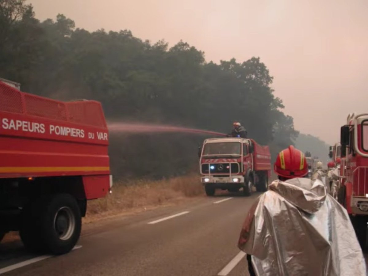 asso_psfdf's tweet photo. 👉 En 2003, le département du #Var a été le théâtre de tragiques #FeuxDeForêt qui ont laissé des cicatrices indélébiles. Une année marquée par des #flammes dévastatrices, des évacuations massives et des héros qui ont bravé l'enfer pour protéger nos #forêts. Cette année-là, 7️⃣3️⃣ 3️⃣0️⃣0️⃣ hectares ont été brûlés en #France, et environ 20 % du massif de l'#Estérel et des #Maures ont été engloutis par les flammes. 

Aujourd'hui, nous vous proposons de revenir sur la chronologie de ces événements hors normes en commançant par le mois de #juillet.

Le 1️⃣7️⃣ juillet :

🔥 Vers 14 heures 15, dans le massif de l'Estérel situé dans la partie Est du département, un premier #incendie se déclare.

🔥 À 14 heures 37, un autre incendie se déclare sur la commune de #Vidauban dans une zone périurbaine. L'incendie est repéré par un HBE* 🚁, qui à 14h40 effectuera son premier largage, alors que le feu s'était déjà bien développé. Malgré l'intervention de 69 GIFF* 🚒 et 13 ABE* 🛩, le feu aura parcouru en seulement 8 heures, 22 km jusqu'à la mer, en brûlant 6 744 hectares. Sur son passage, l'incendie aura partiellement détruit 1 camping et une dizaine de maisons.

Le 2️⃣5️⃣ juillet :

🔥 À 14 heures 42, un incendie se déclare sur la @VilleDeFrejus, à proximité du quartier de la Tour de Mare. Attisé par un vent soufflant à 50 km/h, le feu gagne très vite en intensité et peut atteindre le département voisin des #AlpesMaritimes très rapidement. Sur place, pas moins de 50 GIFF 🚒 et 8 ABE 🛩 sont déployés pour circonscrire l'incendie. Plutôt rare, on assistera même au déploiement d'un HBE 🚁 #italien. (photo 2) Dans la soirée, le feu sera fixé au niveau du Mont Vinaigre, à 10 km de son point d'éclosion, après avoir brulé 924 hectares.

Le 2️⃣8️⃣ juillet :

🔥 À 16 heures 18, un premier feu de forêt se déclare sur la commune de Puget-sur-Argens. Sur place, 5 GIFF 🚒 seront engagés et réussiront à contenir l'incendie à 111 hectares brûlés et 1 camping détruit.

🔥 Il est 16 heures 23 lorsque la commune de Vidauban s'apprête à être de nouveau touchée par un incendie de grande ampleur, 11 jours après le premier. Dès le début, le #feu  est extrêmement virulent et menace déjà des zones résidentielles. En seulement 3 heures, il parcourt 15 kilomètres et entraîne l'évacuation de milliers d'habitants et de vacanciers. Malheureusement, cet incendie aura tué 4 civils sur son passage, dont 3 étrangers. Sur place, 9 ABE 🛩 ainsi que près de 1000 sapeurs-pompiers 🚒 ont tout fait pour contenir les flammes.

🔥 2 heures plus tard, à 18 heures 15, un nouvel incendie se déclare sur la commune de la Motte, Var. Le feu se situe en plein massif et tout comme celui de la @villeVidauban, il est très virulent. Dans sa première heure, il parcourt 3 km malgré des zones cultivées avec des vignes. Devant lui, 3 grands campings ainsi qu'une zone résidentielle se retrouvent en danger. Sur place, ce sont pas moins de 51 GIFF 🚒 et 7 ABE 🛩 qui tentent de contenir le sinistre. Celui-ci parviendra à brûler 1960 hectares. Devant l'ampleur des sinistres, la France demande pour la première fois de son histoire une aide #internationale pour lutter contre les #incendies. De nombreux pompiers italiens viendront en renfort. 

Lexique :

HBE : Hélicoptère Bombardier d'Eau

GIFF : Groupe d'intervention Feux de Forêt

ABE : Avion Bombardier d'Eau

Photo 1 : L'un des incendies visible pendant la nuit.

Photo 2 : HBE effectuant des largages sur l'incendie de Fréjus 

Photo 3 : Mise en place d'une ligne de retardant sur une route du Var 

Photo 4 : Les flammes léchant un des véhicules des sapeurs-pompiers 

 #PugetSurArgens #PSFDF #Fréjus #LaMotte