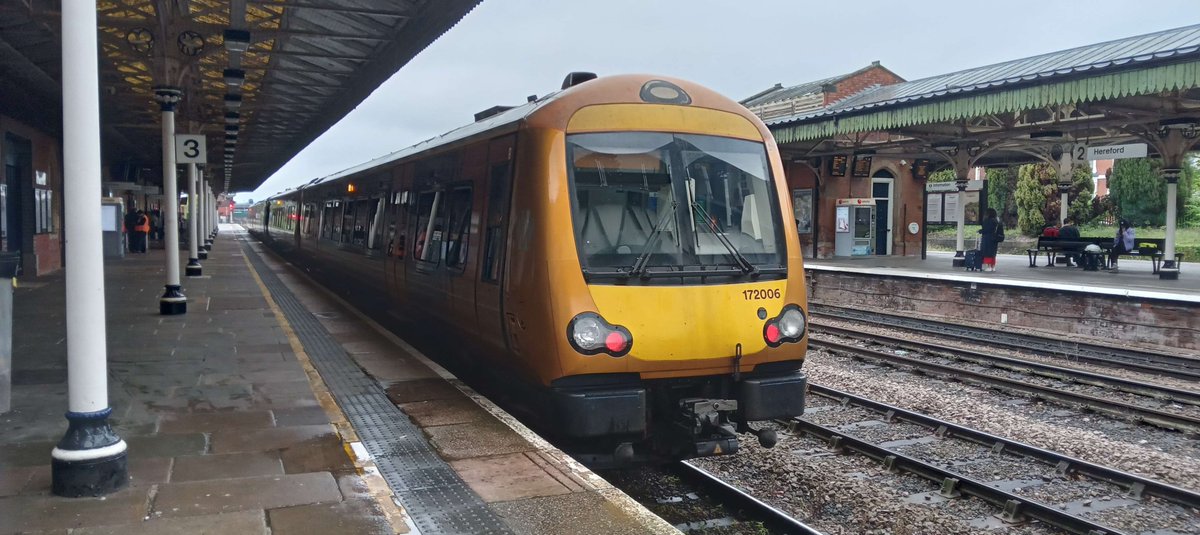 NotYOLOSmh's tweet image. Can't remember if I've posted this (probably have)

172006 at Hereford sometime last month, can't lie it feels weird seeing a 172 here even tho its normal (I think)

#Class172 @WestMidRailway
