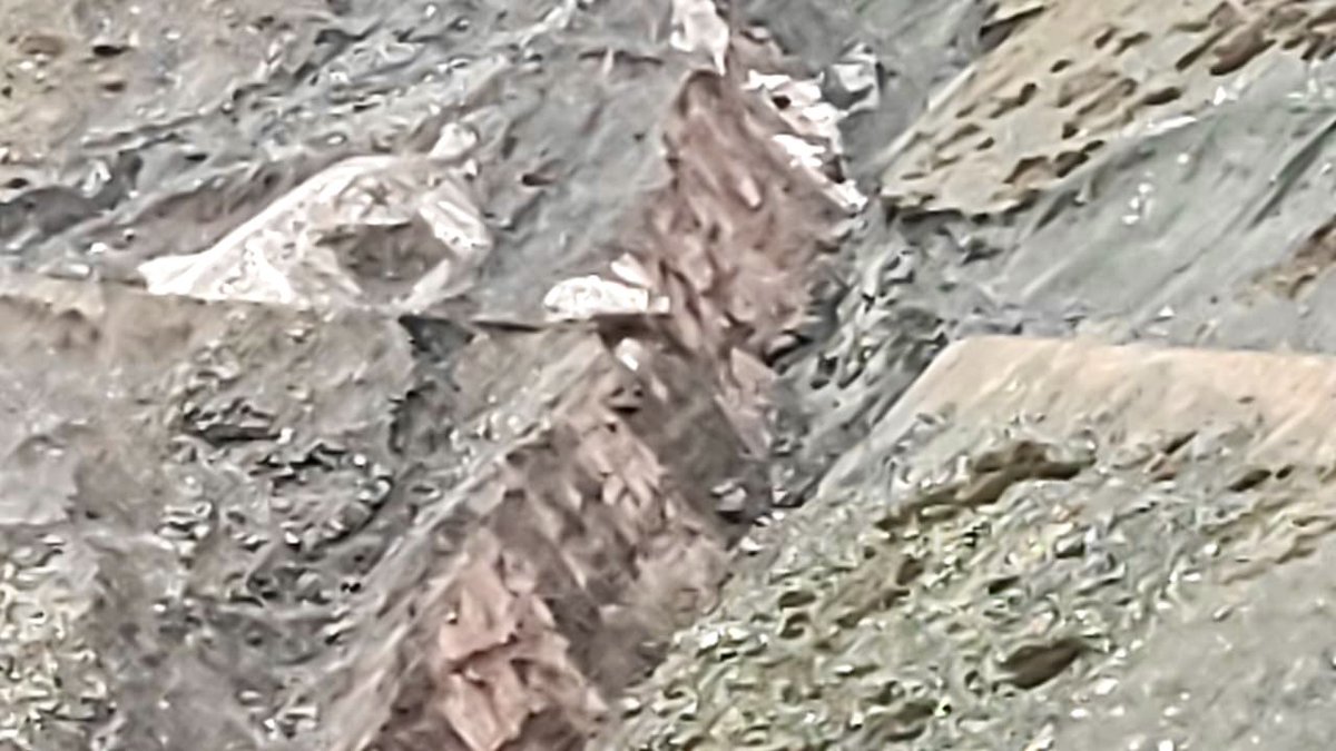 cajondelmaipo's tweet photo. 🔴 #URGENTE | Impactante corte de la ruta en el sector “Los Afligidos” deja el #SistemaFrontal, donde este camino se usa por camiones para la minería y el turismo para llegar al Valle de la Engorda, Arenas y Termas Colina, entre muchos otros lugares. #CajónDelMaipo https://t.co/2hdTOopHmc