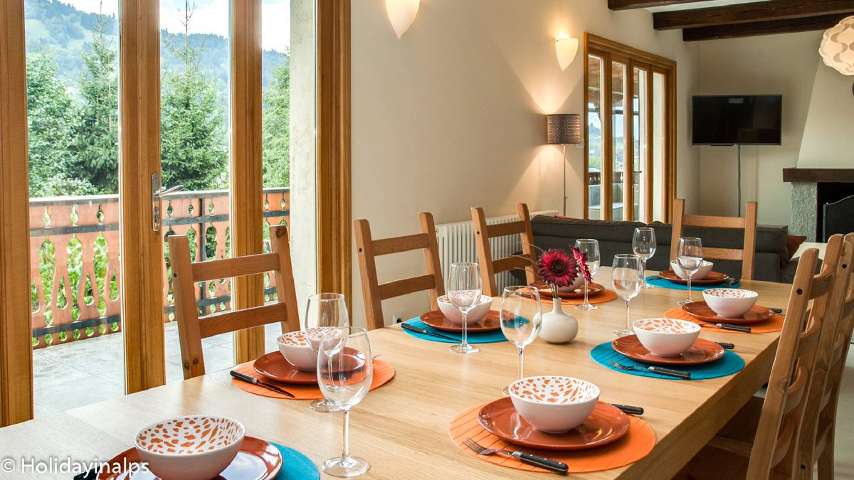 StayinChamonix's tweet photo. Apartment Mozart 
4 bedroom luxury apartment sleeping up to 8. 
15 minutes walk to the town centre. https://t.co/XjNYIVEGTr