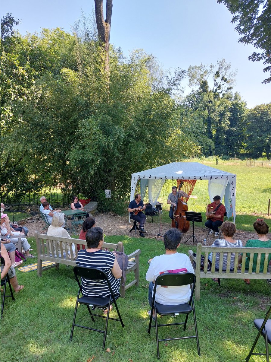 FondationRDevos's tweet photo. 🔴 EN DIRECT 🎶
Notre week-end musical bat son plein sous le soleil yvelinois 🤩😎
Le concert du trio Djurka Transorkestra dans un esprit jazz manouche est apprécié par les visiteurs ✨️🕺💃
Merci aux visiteurs qui sont venus malgré la chaleur 🤗
#yvelines #musée #ChezDevos https://t.co/ArvSDqR003