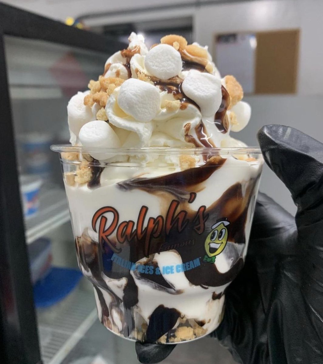 Marshmallow Crunch Sundae= Vanilla Ice Cream with marshmallow sauce, mini marshmallows and graham crackers 😍
@ralphsicespatchogue
.
.
.
#ralphsfamous #ralphsfamousitalianices #ralphsfamousicecream #marshmallowcrunch #smores #icecream #icecreamsundae #fanfavorite #summerofralphs