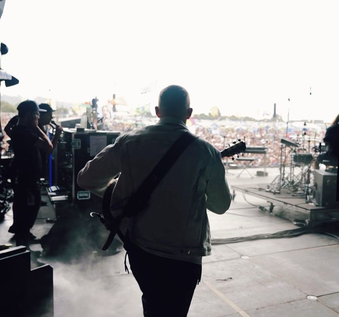 DermotKennedy's tweet photo. Glastonbury, thank you so much for showing up like that for me today. The last three days have been insane. The two biggest headline shows I’ve ever done, straight into Glastonbury this afternoon on no sleep. https://t.co/n3UcX1ggQv