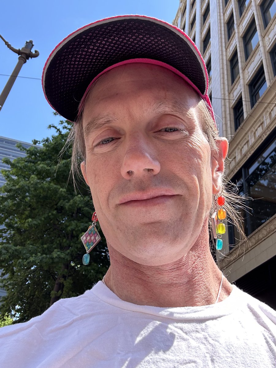 ProfKevinFrick's tweet image. Took a little time away from the conference in Seattle to briefly be my even more colorful self and catch some of Seattle’s pride parade. A beautiful sea of diverse colors.  Now, back to the conference.