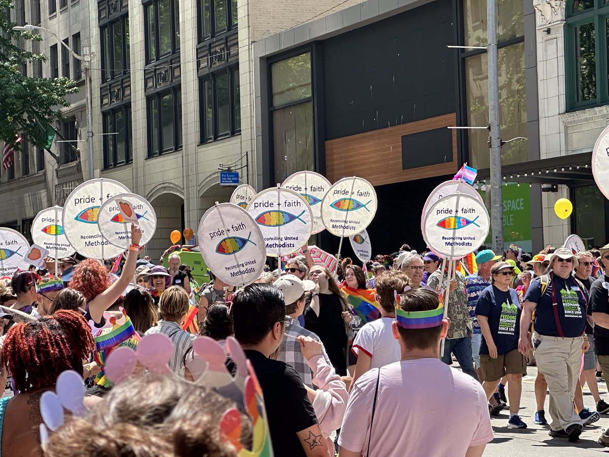 ProfKevinFrick's tweet image. Took a little time away from the conference in Seattle to briefly be my even more colorful self and catch some of Seattle’s pride parade. A beautiful sea of diverse colors.  Now, back to the conference.