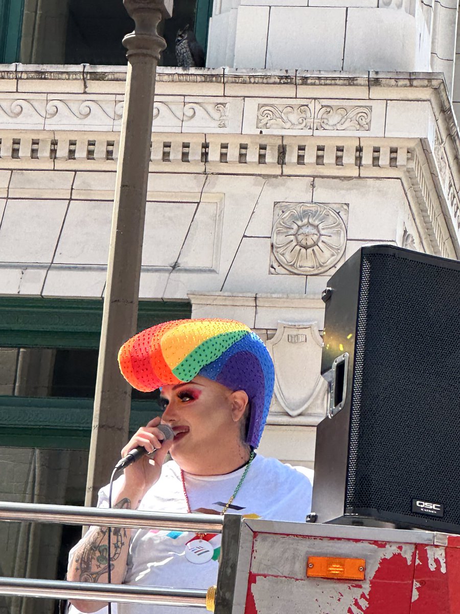 ProfKevinFrick's tweet image. Took a little time away from the conference in Seattle to briefly be my even more colorful self and catch some of Seattle’s pride parade. A beautiful sea of diverse colors.  Now, back to the conference.