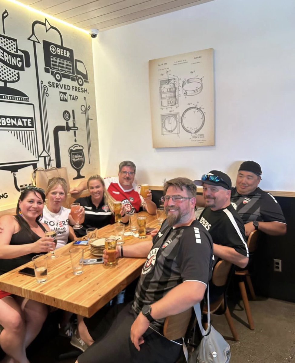 swanguardians's tweet image. Find a club where you go out for pints with your head coaches after the match. #TogetherOne #SixPoints