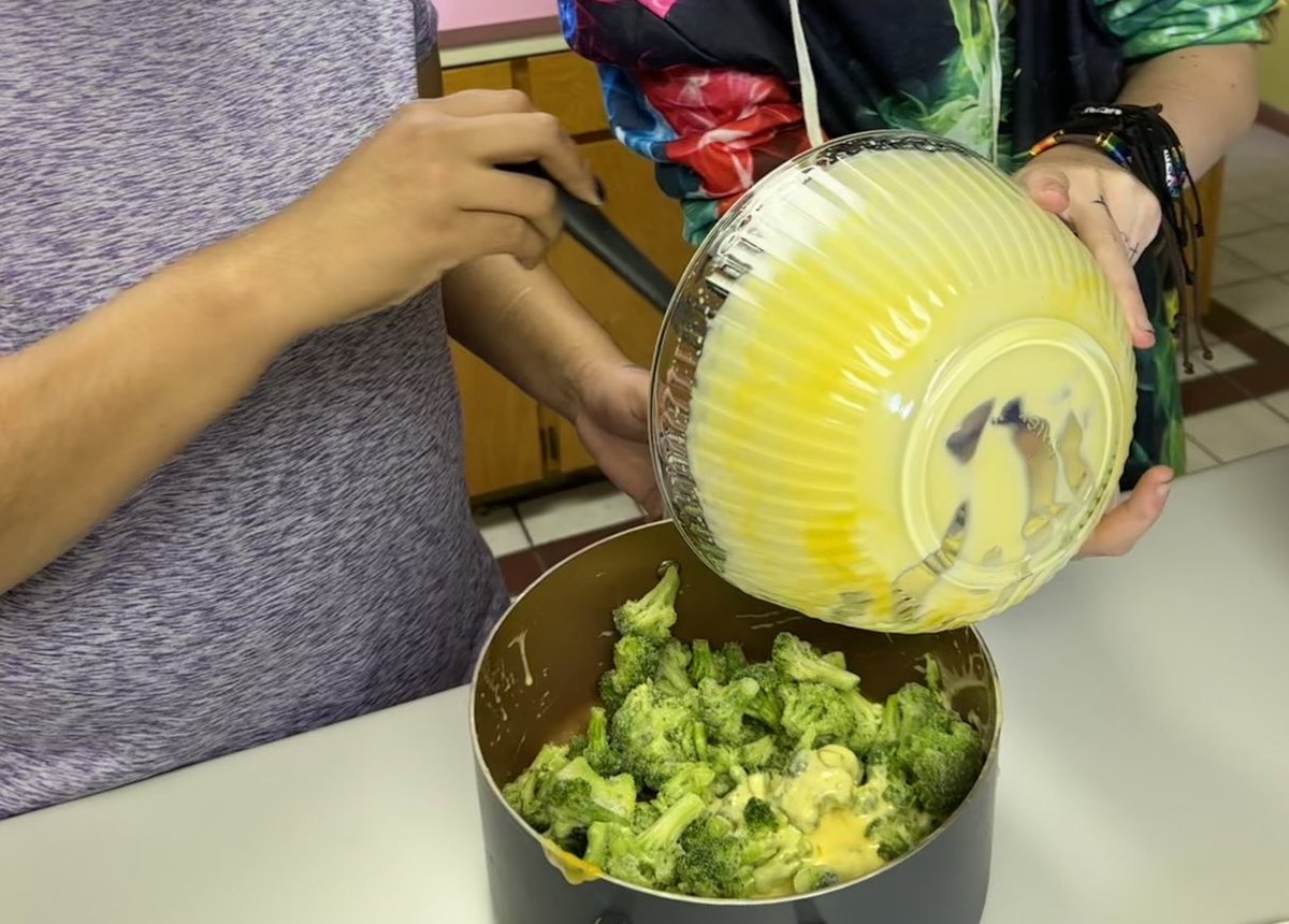 TheCircleCenter's tweet photo. Today, we made Ritz Cracker Broccoli Cheddar Chicken Bake with cheddar rice.

Had a lot of fun!

#lifeskills #cookingisfun #noboxedfoodhere!

https://t.co/PlyGbHmnML https://t.co/irH4Y6qTIV