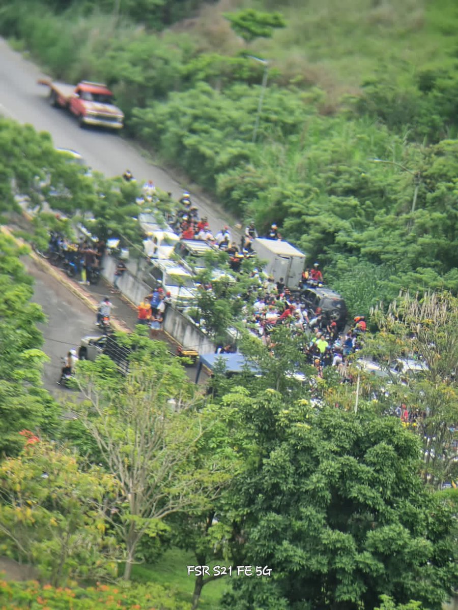 Bloqueado el acceso de parque caiza familias imposibilitadas se volver a sus hogares por acto organizado por <a href="/ElPotroAlvarez3/">El Potro Alvarez</a> con motorizados haciendo caballito en via principal