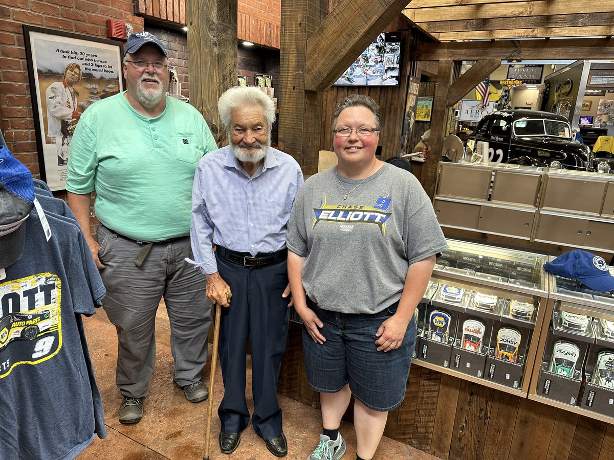 frostyriver's tweet photo. @DawsonPoolRoom we were on vacation in Blue Ridge from PA yesterday, and my husband surprised us by taking us on our first trip to Dawsonville. As lifelong Elliott fans, we had to make a few stops, including lunch and the GHOF. What a great day! https://t.co/Ukcow8fqgu