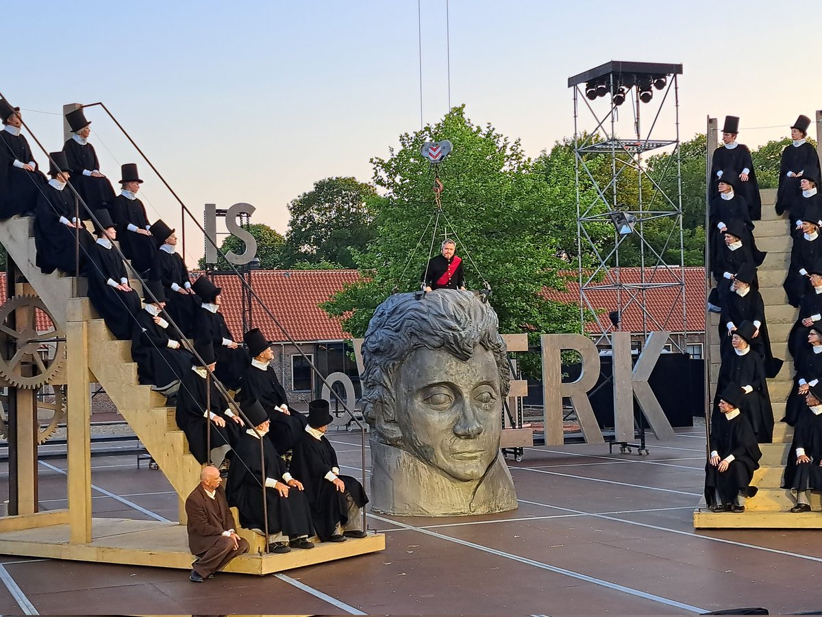 TimSmid's tweet image. Ook als je hem voor de tweede keer ziet is het Pauperparadijs een indrukwekkende voorstelling.