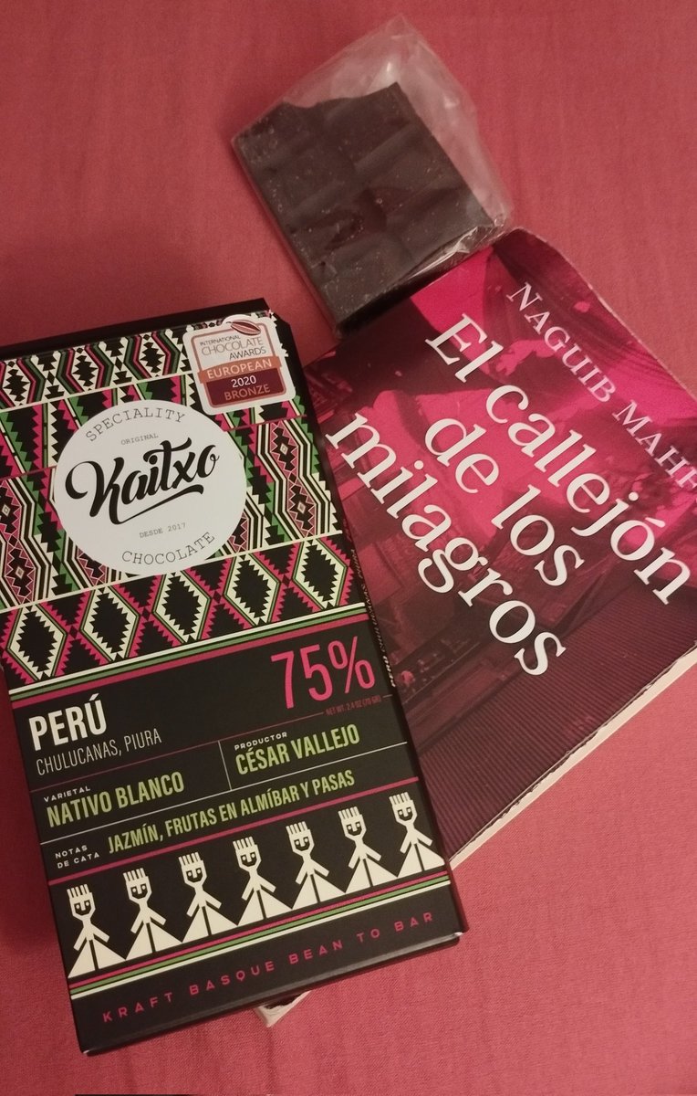 Así acabo un bonito finde, disfrutando de un chocolate bean to bar con cacao de Perú de <a href="/Kaitxo2017/">Kaitxo</a> y de un libro del Nobel egipcio Maguib Mahfuz, que ya leí hace muchos años. Estoy intentando cambiar las rrss y volver a los libros. Me ayuda un club de lectura. Buenas noches.