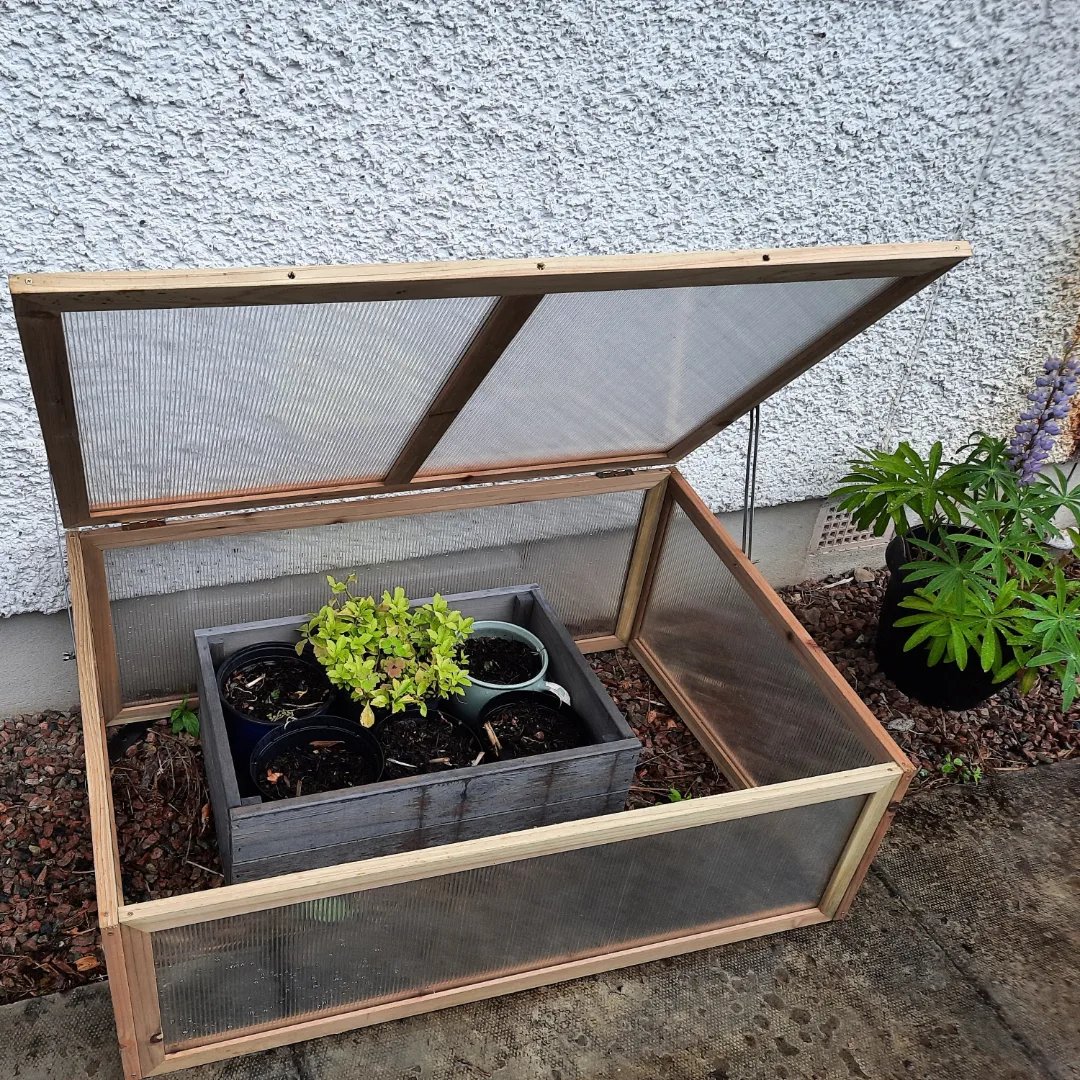 KHD_2017's tweet image. New birthday #coldframe completed (with only 1 splinter (ouch), and 2 or 3 rude words uttered in construction) and placed out in the garden. It rained heavily all afternoon, so I haven't yet decided what plants / seeds to place in it yet. Hours of garden planning ahead 🤞🤞🌼🌻🌷